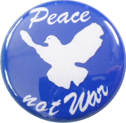 Peace not war Button mit Friedenstaube